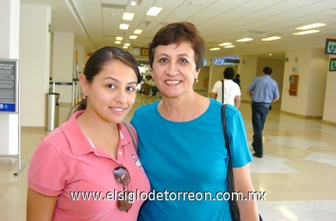 08102009 De regreso a Los Mochis se fue Rosario Mitre de Miranda, quien fue despedida por su hija Lily.