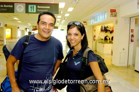 08102009 Regresaron a la Ciudad de México después de tratar asuntos de trabajo en La Laguna, Edmundo Meneses y Tayde Marban.