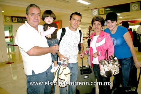 09102009 Guadalajara. Juan Reynoso y María del Carmen fueron recibidos por Juan Pablo, Karla y Estrellita.