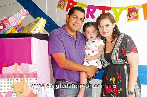 25092009 Jesús Estrada y Alejandra Jaik con su hijita Raquel, durante la merienda que le ofrecieron con motivo de su cumpleaños número dos.