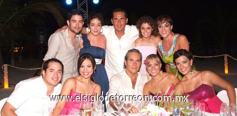 25092009 Amigos y familiares desearon a los novios toda la dicha y felicidad en su nueva etapa de vida que están por comenzar. Muy contentos fueron captados los invitados a la celebración nupcial de Carla Miranda y Horacio Niño.