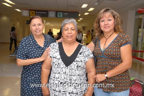 12102009 Martha Alvarado llegó de Los Ángeles y fue recibida por Titi Alvarado y Paty Cárdenas.