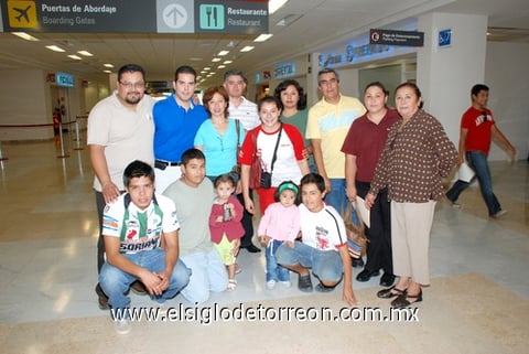 11102009 María Teresa López Martínez la despidieron sus familiares por su viaje a Francia y Argelia, antes de abordar su avión.