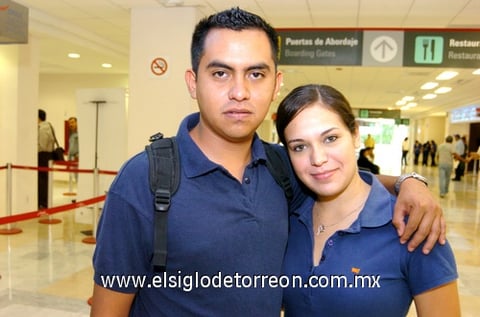 13102009 Eduardo Fabián Rangel se fue a Ciudad Juárez en plan de negocios y fue despedido por su prometida Rebeca Bollainygoytia Milán.