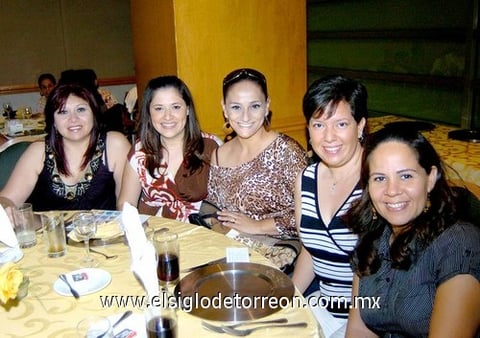 14102009 Disfrutan. Lorena Ríos, Claudia Moreno, Mayela Ramírez, Esther Aguilar y Alejandra de la Rosa.
