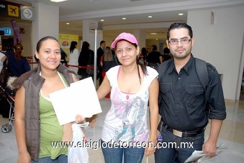 14102009 Los Ángeles. María Antonia y Julián Hernández despidieron a Laura Fernanda.