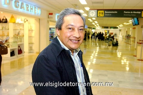 15102009 Toluca. Antonio Castañeda llegó a La Comarca para dar una conferencia.