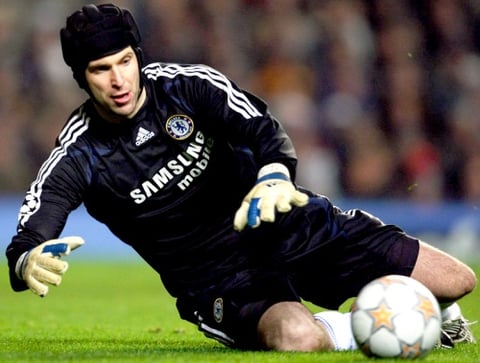 Petr Čech es un futbolista checo. Juega de portero y su actual equipo es Chelsea FC.  Posee dos récords: portería invicta en la Liga Checa (855 minutos) jugando para el Sparta Praga y (1.025 minutos) en la Premier League durante la temporada 2004-05, en la que Chelsea FC se consagró campeón.