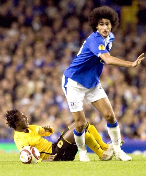 Marouane Fellaini es un futbolista belga que juega para el equipo Everton FC de Liverpool en la Premier League. Juega como centrocampista y destaca por su buen remate de cabeza, su impresionante habilidad en la recuperación de la pelota y su polivalencia.