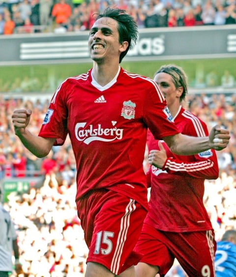 Yossi Benayoun, juega de centrocampista y su primer equipo fue el Hapoel Be'er Sheva de Israel. Al tratarse de un hebreo de origen sefardita obtuvo la nacionalidad española mientras jugaba en el Real Racing Club de Santander. Es llamado también 'El Diamante Israeli' en su pueblo natal de Dimona, Israel donde también es el capitan del equipo representativo llevando el estandarte de su seleccion.