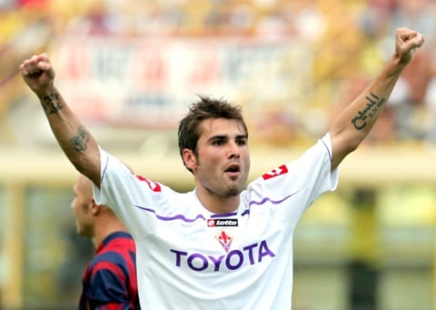 Adrian Mutu es jugador de futbol rumano. Juega en la Fiorentina y en la Selección de futbol de Rumania. Es un delantero que ha madurado con el paso de los años hasta convertirse en un jugador estrella.