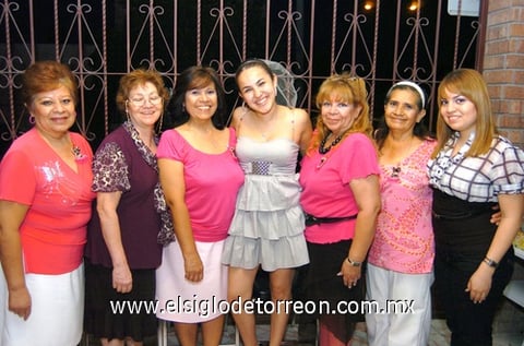 17102009 Maribel Garza Rodríguez en su fiesta prenupcial ofrecida por sus tías Lorena, Cony, Keta y Chacha, junto a unas asistentes más.
