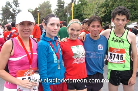 17102009 Vicky y Liliana Barrera, Lili Flores, MiguelÁngel López y Ramón Tejada participaron enla carrera 10 K Victoria.