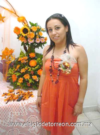 19102009 Myrna Valdez Rodríguez lució feliz en su fiesta prenupcial.