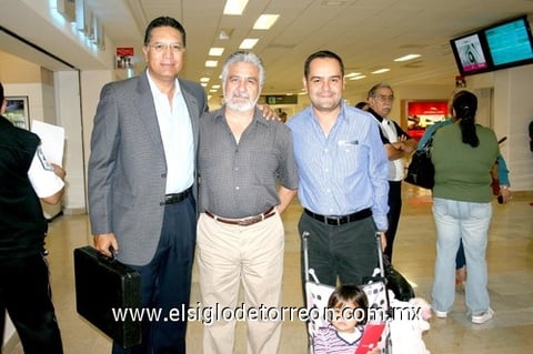 16102009 México. Juan Alberto Wong, Víctor López y la niña Ivana fueron despedidos por Ramiro García.