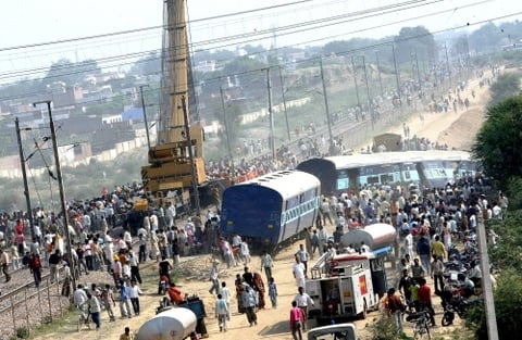 Aunque la India cuenta con una amplia red ferroviaria y los ferrocarriles son un medio de transporte fundamental, la infraestructura se ha quedado muy anticuada, y los retrasos y accidentes son frecuentes.