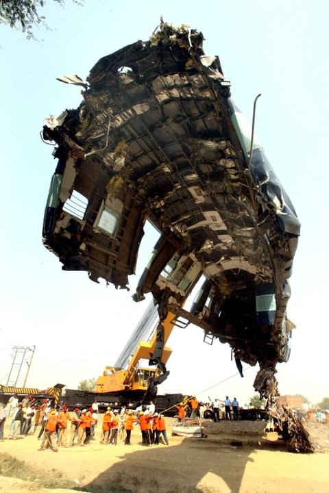 Al lugar del accidente se desplazaron patrullas de la Policía, efectivos del Ejército, oficiales administrativos y camiones de bomberos, que trabajan ante la mirada de decenas de curiosos y viajeros de los trenes afectados.