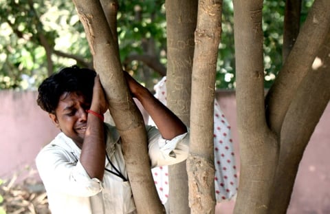 La ministra de Ferrocarriles, Mamata Banerjee, anunció indemnizaciones de 500.000 rupias (unos 10 mil 750 dólares) para las familias de los fallecidos, y de 100.000 rupias (unos dos mil 150 dólares) para los heridos.