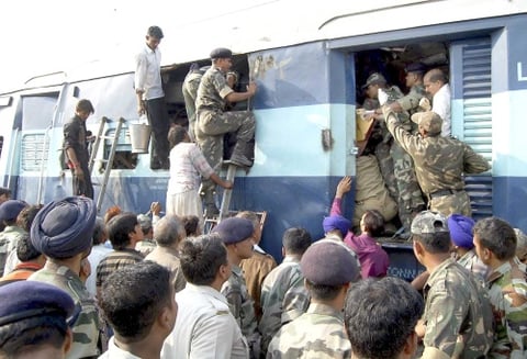 El accidente ocurrió en a la altura de la ciudad de Mathura, situada en la región de Uttar y a unos 55 kilómetros de la turística ciudad de Agra, según distintos medios.