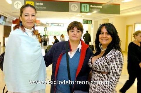 20102009 Llegó procedente de Houston para pasar unos días en Torreón, Ileana Traylor, quien fue recibida por Alejandra Adame y Bárbara Ayala.