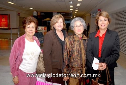 21102009 Estelita, Pily, Aurorita y Lolita se encontraban en la sala de espera del aeropuerto.