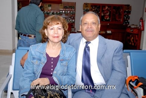 21102009 Guadalupe Martínez despidió a Martín Rodríguez, quien viajó a Ciudad Juárez.