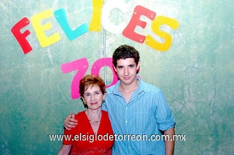 22102009 Carmen Galán de Del Valle acompañada en su festejo de cumpleaños por su nieto Sebastián Gómez Palacio del Valle.