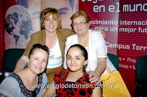 22102009 Brillante. Nadia Porras Izquierdo con su mamá Ruth Izquierdo, su abuelita Dora Alicia García de Izquierdo y la rectora de la institución Martha Silvia Argüelles.
