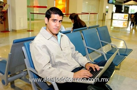 22102009 Rogelio Martínez al momento que esperaba abordar su avión que lo llevaría a la Ciudad de México.