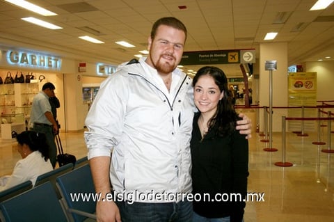 24102009 Cancún. Jorge Giacomán despidió a Karla Torres.