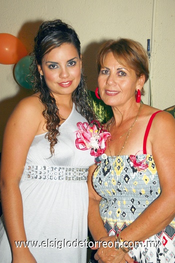 26102009 Berenice Hernández en su despedida de soltera, acompañada por Teresa González.