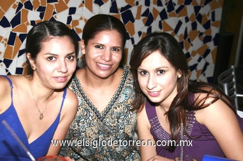 26102009 Entre amigas. Lizethe Patrón, Rafaela Flores y Malú Fernández.