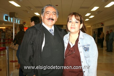 26102009 Mérida. Efraín Garza fue despedido por su hija Claudia.