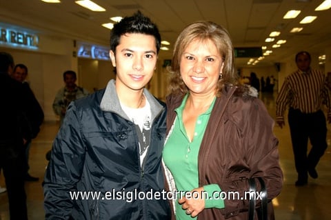 26102009 México. Roberto Martínez fue despedido por su mamá Gloria de Martínez.