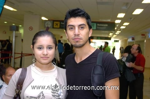 27102009 México. Por motivo de trabajo partió a la capital del país Brenda Arratia, la despidió su novio Ángel Guevara.