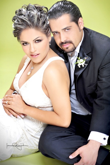 Dra. Julia Elena Cisneros Pérez y el Dr. Luis Gerardo Guerrero Treviño contrajeron matrimonio el viernes
16 de octubre de 2009.

Estudio Laura Grageda