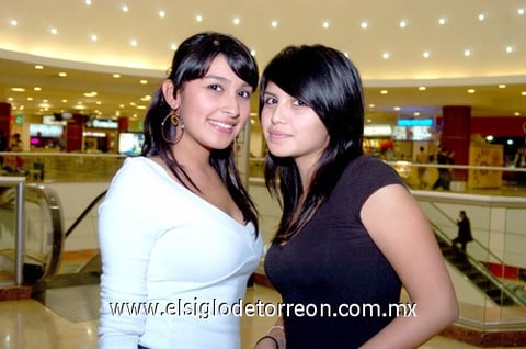 28102009 Gaby Cabral y Lily Esparza.