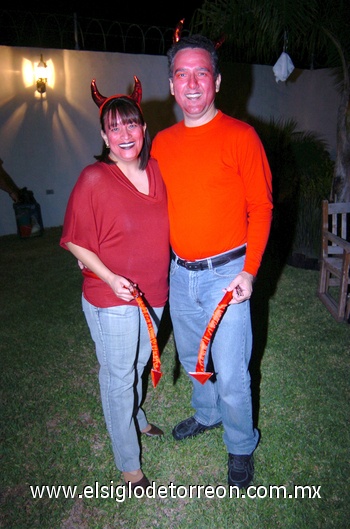 31102009 De diablitos. Silvia y Salvador.