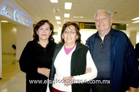 30102009 Juárez. Migdalia Luna despidió a Elizabeth de Lozano y Jesús Lozano.