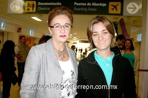 30102009 Cancún. Lucrecia Martínez y Carmen Lucía Santibáñez.