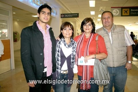 30102009 México. Ricardo Berlanga y Nayo Pedraza despidieron a Hita Viesca y Pily Viesca.