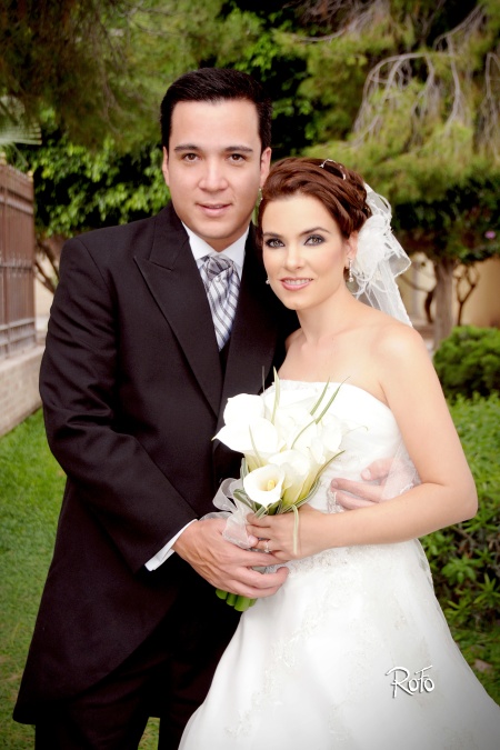 Srita. Martha Irene Dávila Flores  y Sr. Enrique Cervantes Sifuentes contrajeron matrimonio en la parroquia de San Pedro Apóstol, el sábado tres de octubre de 2009. 

Rofo Fotografía