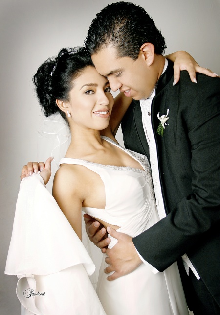 Srita. Judith Arroyo Olguín y Sr. Rubén Sánchez Villarreal unieron sus vidas en sagrado matrimonio en la parroquia de la Virgen María de La Medalla Milagrosa el sábado 10 de octubre de 2009.

Sandoval Fotografía