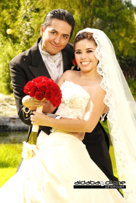 Contrajeron nupcias Srita. Alma Silvestre Mirón Orozco y Sr. César Hernán Vázquez González en la parroquia de Los Ángeles el sábado tres de octubre de 2009.

Aldaba & Diane Fotografía