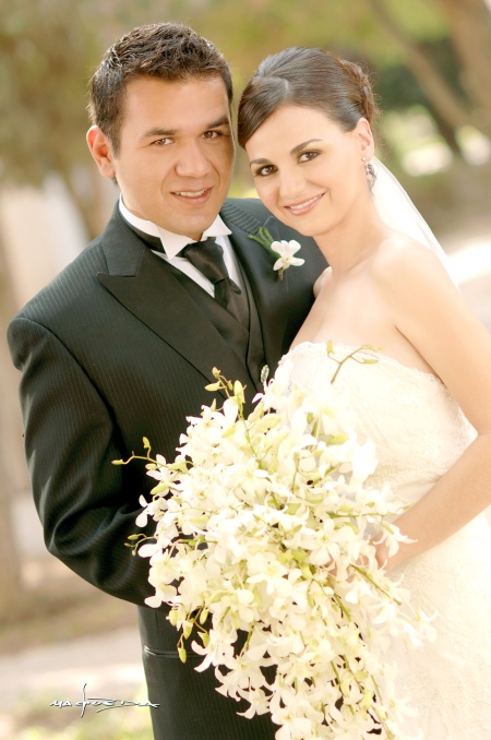 Srita. Carmen Lucía Alvarado Cuevas y el Sr. Rodrigo O. Salazar Martínez unieron sus vidas en sagrado matrimonio el sábado tres de octubre de 2009. 

Maqueda Fotografía