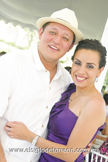 23102009 Valeria y Christian La nueva pareja de  esposos celebraron  con sus seres queridos Invitados. Arturo y Kenia Manríquez. Gala. Marcela Silva y Lorena Madrazo. Motivados por un gran ambiente de celebración, los asistentes al enlace nupcial de Valeria y Christian brindaron para que la nueva pareja se mantenga unida por muchos años, y que su amor triunfe sobre todo obstáculo. En pareja. Dago Arellano y Gaby Mijares. Se divierten. Arturo y Genny Márquez. Felices. Tanne Ganem y Selene González.