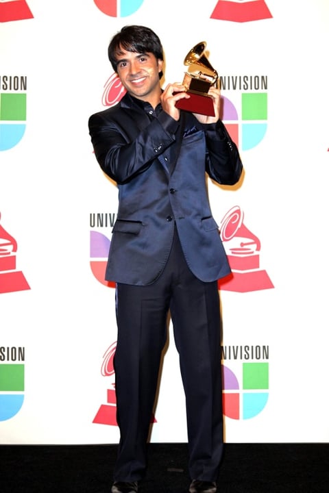 El puertorriqueño Luis Fonsi recibió el premio Grammy Latino a la mejor canción del año por Aquí estoy yo.