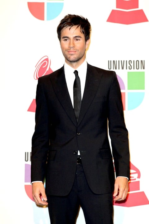 El cantante español Enrique Iglesias entregó el premio a la Personalidad del Año a Juan Gabriel, señalo que por la importancia del evento tuvo que ponerse traje y corbata, lo que no acostumbra.