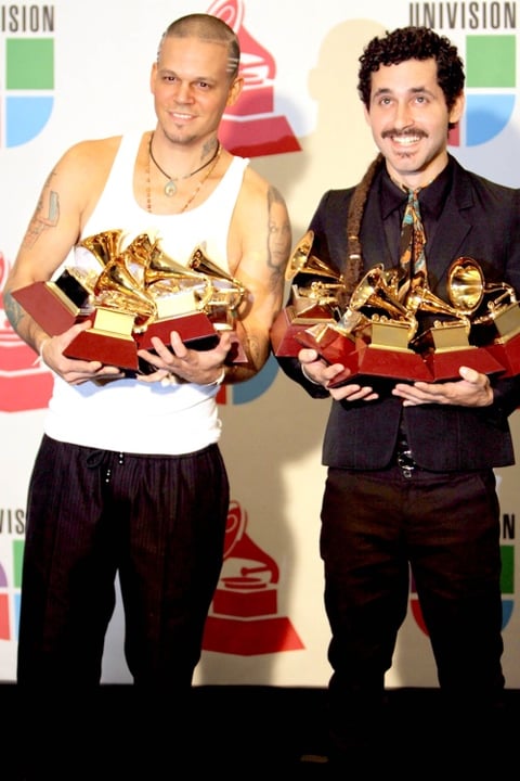 El dueto puertorriqueño Calle 13 arrasó en la ciudad de las Vegas, en la X entrega de los Grammy Latino al llevarse los cinco premios en los que estuvo nominado, incluido Album del Año con 'Los de atrás vienen conmigo' y Grabación del Año con 'No hay nadie como tú'.