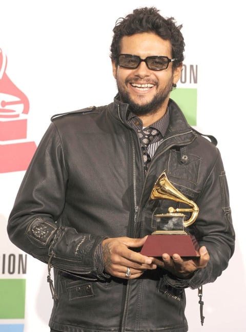 El cantante y compositor puertorriqueño Robi Draco Rosa posa con su Grammy, en la categoría Mejor Álbum de Rock en Solitario por 'Teatro'.